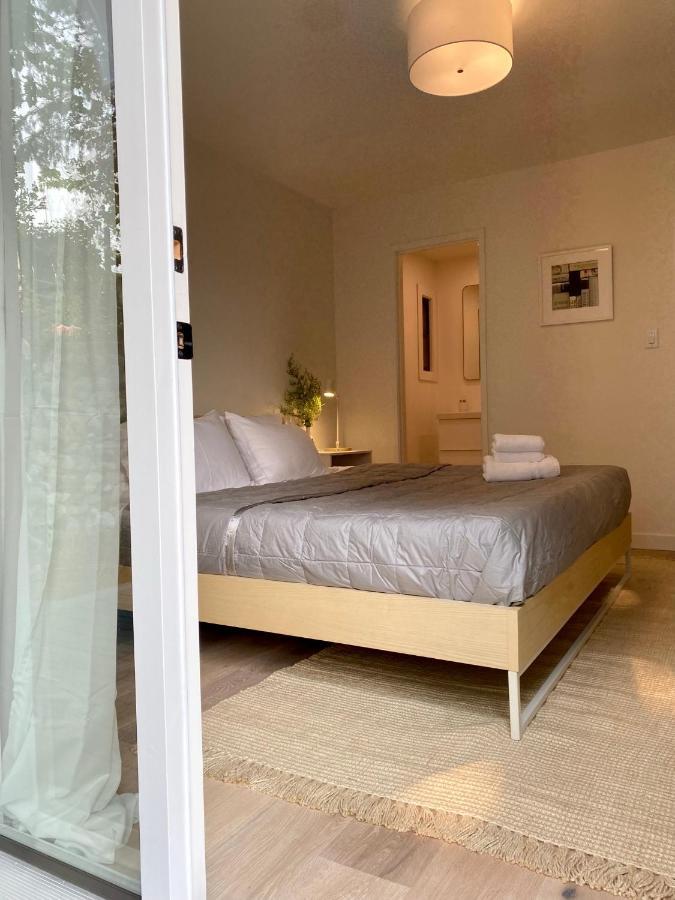 Modern Farmhouse Bed And Breakfast Naramata Exterior photo